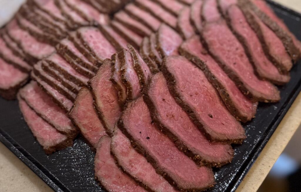 越前福牛のローストビーフと若狭牛モモ肉のローストビーフ