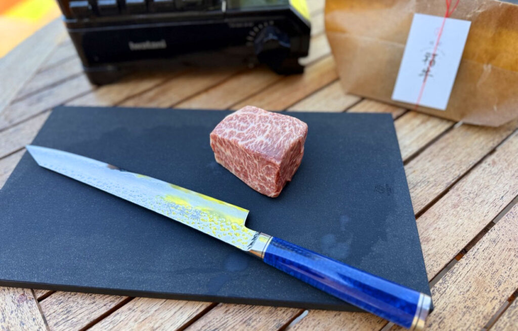 龍泉刃物さんの包丁で越前福牛をカットし、武生特殊鋼材さんのバルカンプレートで越前福牛を焼くデモンストレーション