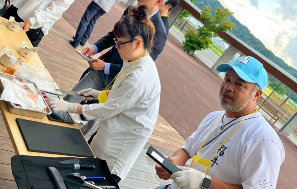 有限会社サンビーフ齊藤牧場／有限会社牛若丸産業 代表齊藤 力と、Amond食企画 遠田明子